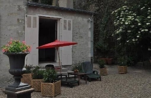 Amboise Apartment | Amboise: Studio terrace at Villa la Loire with View Of The Castle (+ wifi)