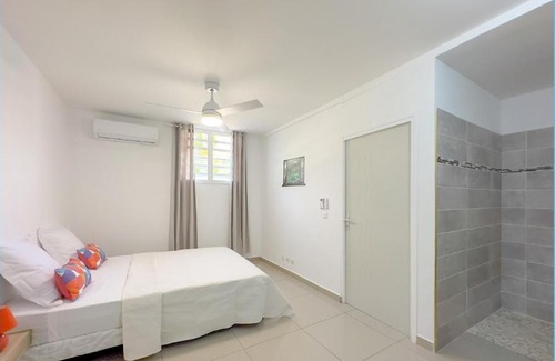 Le Moule Apartment | Ambre Appartement pouvant accueillir 2 personnes dans un domaine calme et verdoyant