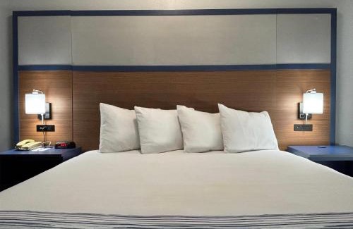 Galesburg Hotel | AmericInn by Wyndham, Galesburg, IL