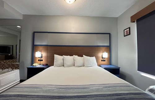 Galesburg Hotel | AmericInn by Wyndham Galesburg