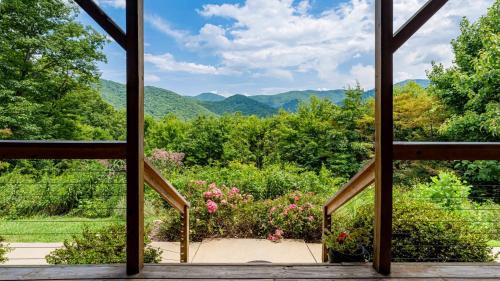 Candler House | Among the Clouds by AvantStay Views Hot Tub
