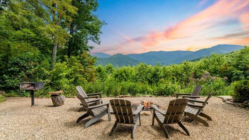 Candler House | Among the Clouds by AvantStay Views Hot Tub