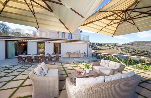 Lucolena Villa | AMORE RENTALS - Villa Mia with Private Pool, Garden, Terraces and Parking