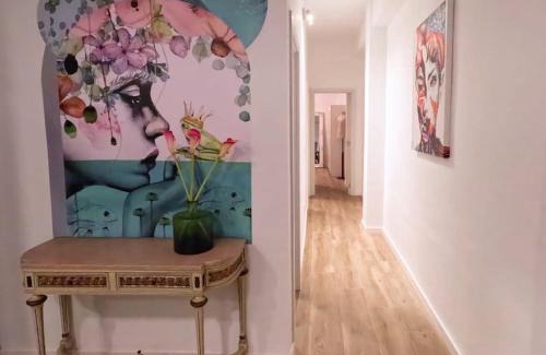 En Corts Apartment | Amplio y colorido piso