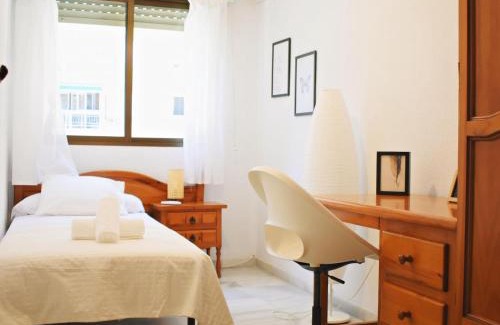 Parque Ayala Apartment | Amplio y luminoso apartamento cerca del centro y la playa con piscina y parking privado