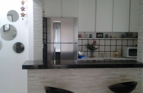 Tombo Apartment | Amplo ap. 62m com sacada,1 dorm. 2 ban. cozinha americana 150m da Praia do Tombo