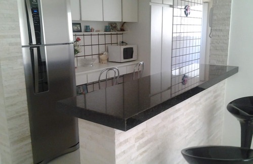 Tombo Apartment | Amplo ap. 62m com sacada,1 dorm. 2 ban. cozinha americana 150m da Praia do Tombo