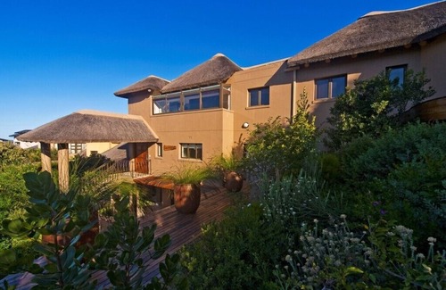 Wilderness House | An exclusive and vast four bedroom/four bathroom house on the beach front