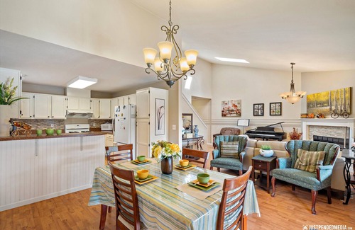 University Area House | *Anchorage Full Lake View Villa*