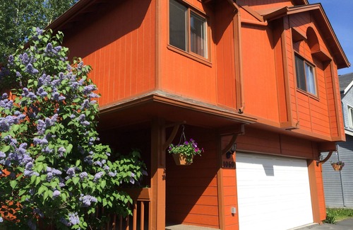 University Area House | *Anchorage Full Lake View Villa*