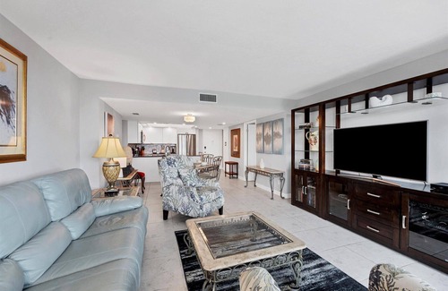 Siesta Key Condo | Anchorage Resort 8th floor condo in Siesta Key with private beach access, pool,