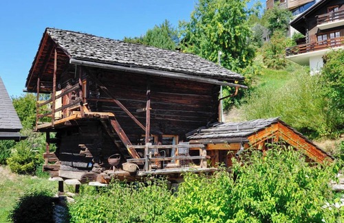 St. Luc Ski Chalet | Ancien raccard authentique transformé pour 4 personnes. Chaleureux et plein de charme. Au calme, en