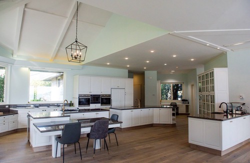 Cobble Hill Villa | Anderson Lane l Beach Access l Sleeps 22/Hot Tub