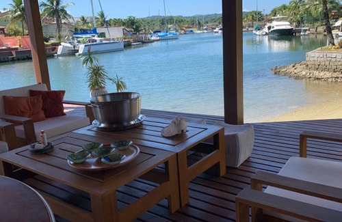 Bracui House | Angra dos Reis Mansion - 4,000 m2 of green area. 150 m of canal frontage. 100-foot boat