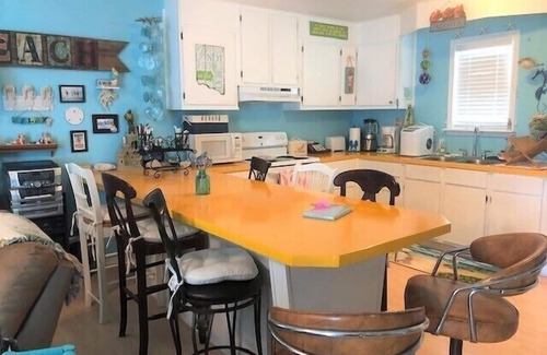 Crystal Beach House | Ann's Getaway - Cute, Cozy Cabin just a short walk to the beach. Sleeps 6