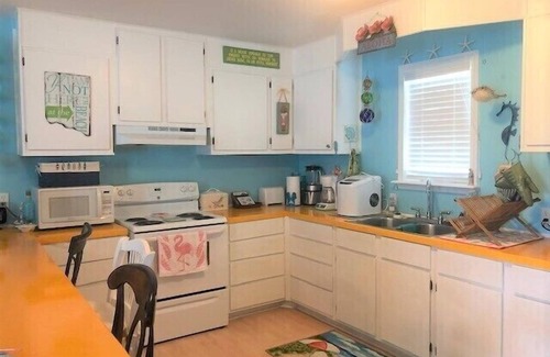Crystal Beach House | Ann's Getaway - Cute, Cozy Cabin just a short walk to the beach. Sleeps 6