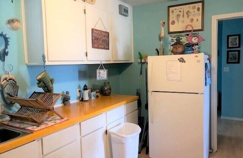 Crystal Beach House | Ann's Getaway - Cute, Cozy Cabin just a short walk to the beach. Sleeps 6