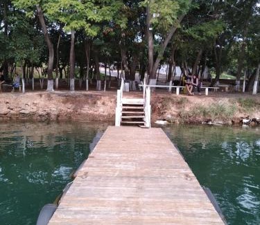 Caldas Novas Apartment | AP do LAGO, com Churrasqueira privativa , cozinha , internet no ap, rampa barco e jet, pesqueiro - B101