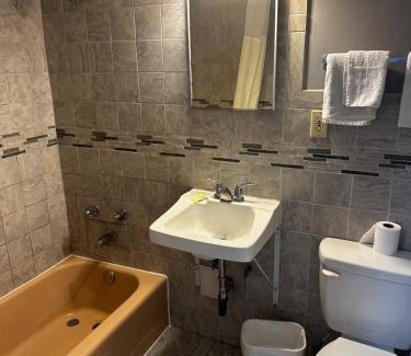 Budlong Woods Hotel | Apache Motel