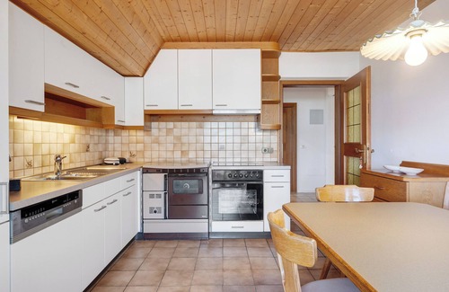 Unterrain/Riva di Sotto Apartment | Apartment 'Haus Stolz Schloss Hocheppan' with Mountain View, Wi-Fi and Air Conditioning