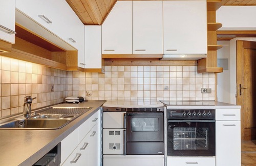 Unterrain/Riva di Sotto Apartment | Apartment 'Haus Stolz Schloss Hocheppan' with Mountain View, Wi-Fi and Air Conditioning