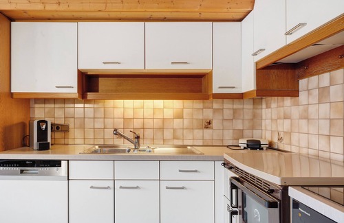 Unterrain/Riva di Sotto Apartment | Apartment 'Haus Stolz Schloss Hocheppan' with Mountain View, Wi-Fi and Air Conditioning