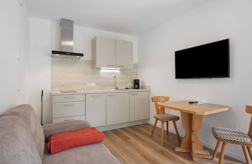 Unterrain/Riva di Sotto Apartment | Apartment 'Haus Stolz Gartenblick' with Mountain View, Wi-Fi and Air Conditioning