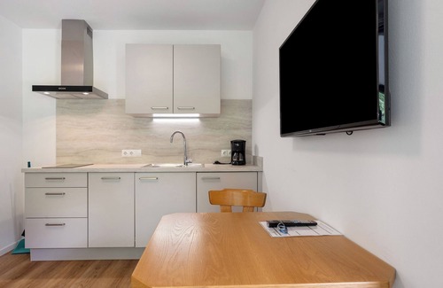 Unterrain/Riva di Sotto Apartment | Apartment 'Haus Stolz Gartenblick' with Mountain View, Wi-Fi and Air Conditioning