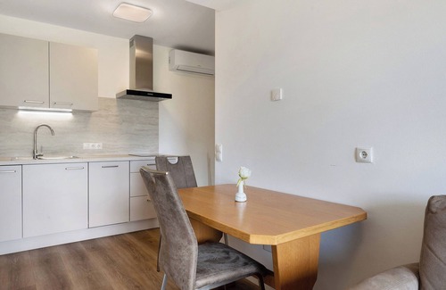 Unterrain/Riva di Sotto Apartment | Apartment 'Haus Stolz Rebenblick' with Mountain View, Wi-Fi and Air Conditioning