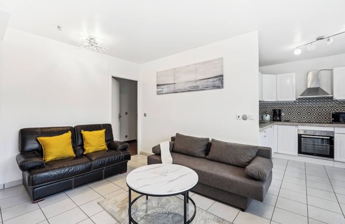 Bourgogne Apartment | Apart-Chic-Les-Ulis with terrace and parking.