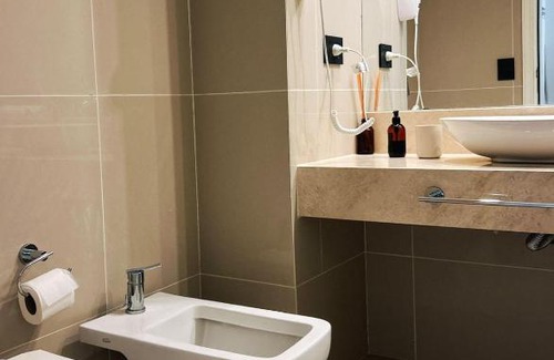 Rio Cuarto Apartment | Apart France - Un dormitorio con gim, piscina y estacionamiento