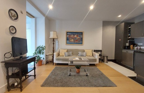 Penha de Franca Apartment | Apart. with private garden - central location/3 metro stops to historic center