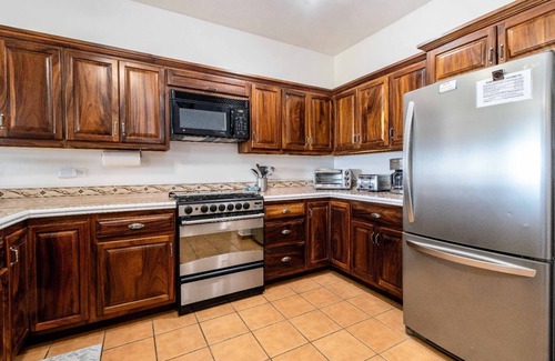 San Carlos Condo | Apartamento de 2 recámaras y dos baños, junto a la playa. Vista increíble!