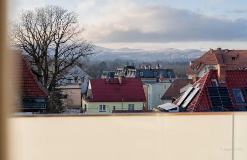 Cieplice Apartment | Apartament Skyline - przy Placu Piastowskim i blisko Term, widok na Śnieżkę, garaż podziemny by Apartamenty w Karkonoszach