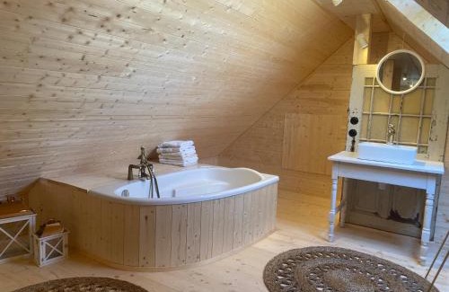 Szteklin Cabin | Apartament w Zabytkowej Stajni nad Jeziorem z Dostępem do Parku i Sąsiedztwem XIX wiecznego Dworku Modrzewiowego