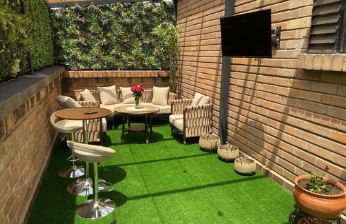 San Sebastian Apartment | Apartamento Amplio y Cómodo con Terraza en la Zona Rosa