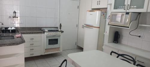 Morro do Maluf Apartment | Apartamento com 4 quatros em frente a praia em Pitangueiras - Guarujá