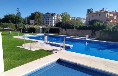 Castillo de Sabinillas Apartment | Apartamento entero con solárium en Sabinillas, con piscina y al lado del Puerto de la Duquesa