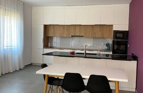 Tirana Apartment | Apartement Ensoleillé Dans une Maison Privée