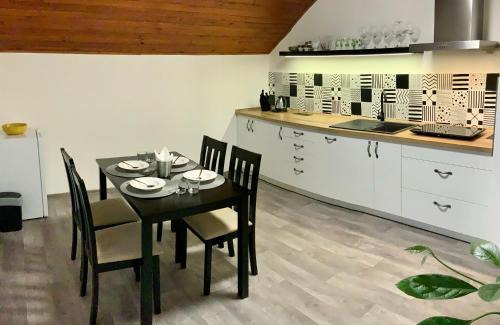 Hostinne Apartment | Apartmán v podkroví