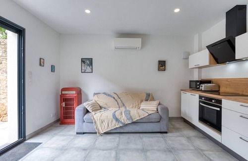 Saint-Genies-de-Fontedit Apartment | Apartment 'Le Poulailler D'alice' with Private Terrace, Wi-Fi and Air Conditioning