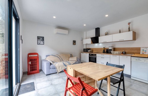 Saint-Genies-de-Fontedit Apartment | Apartment 'Le Poulailler D'alice' with Private Terrace, Wi-Fi and Air Conditioning