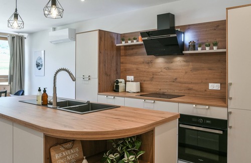 Saint-Pierre-d'Albigny Apartment | Apartment 'Entre Cimes Et Vignes - Clim Wifi' with Mountain View, Wi-Fi and Air Conditioning