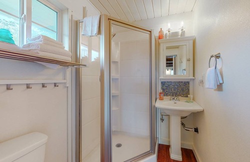 Winchester Bay Apartment | Apartment ∙ 1 bedroom ∙ 2 guests