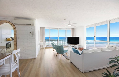 Main Beach Apartment | Apartment 11a Seacrest on The Beach *OCEAN *Free Parking*