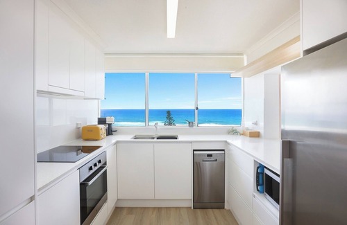 Main Beach Apartment | Apartment 11a Seacrest on The Beach *OCEAN *Free Parking*