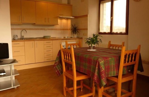 Ibero Cottage | Apartment (2+1pax) next to the river, with pool and 10 minutes from Pamplona.