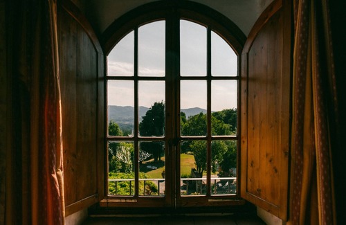 San Donato in Fronzano Apartment | Apartment '28 A Fattoria Degli Usignoli' with Shared Pool, Wi-Fi and Air Conditioning