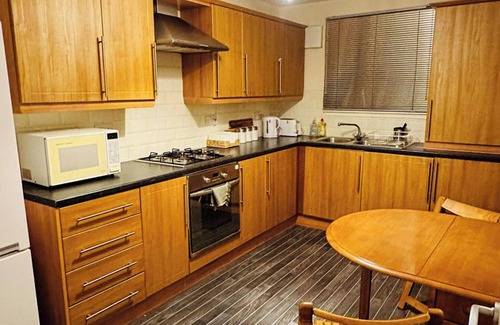 Kirkcaldy Apartment | Apartment-2BR-Parking-Walk to Town-Near Beach-WiFi