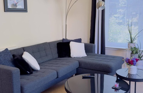 Kirkcaldy Apartment | Apartment-2BR-Parking-Walk to Town-Near Beach-WiFi